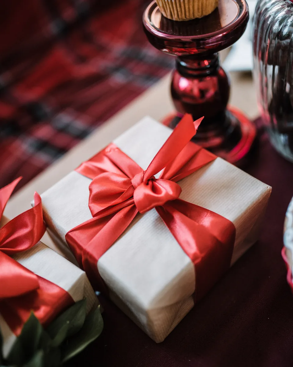 Symbolbild: Geschenkbox mit roter Schleife